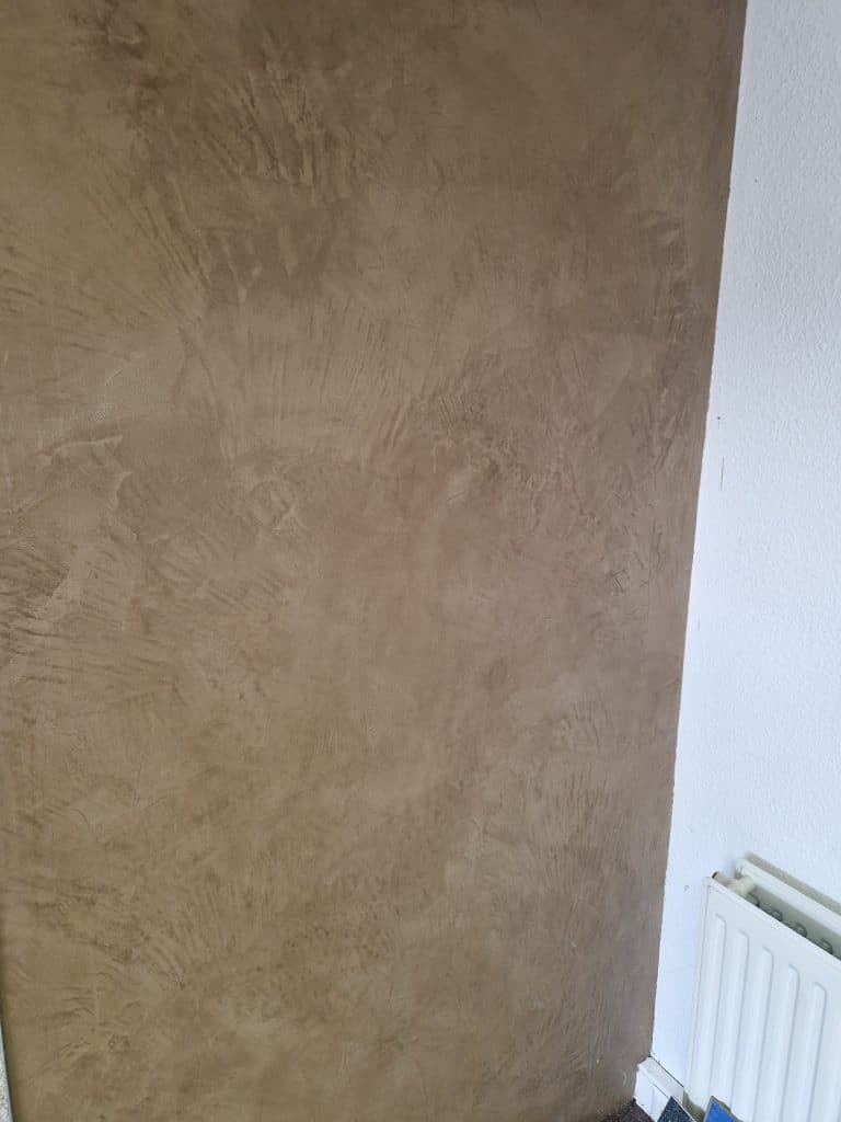 Sol en Mortex brun taupe aux nuances texturées dans une pièce de vie, réalisation Sol Color