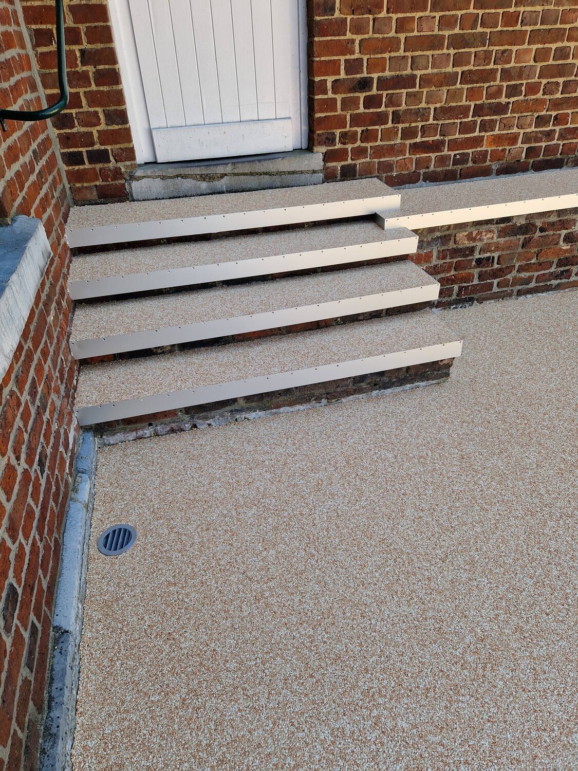 Escalier extérieur en tapis de pierres beige avec emmarchements à nez inox, Sol Color