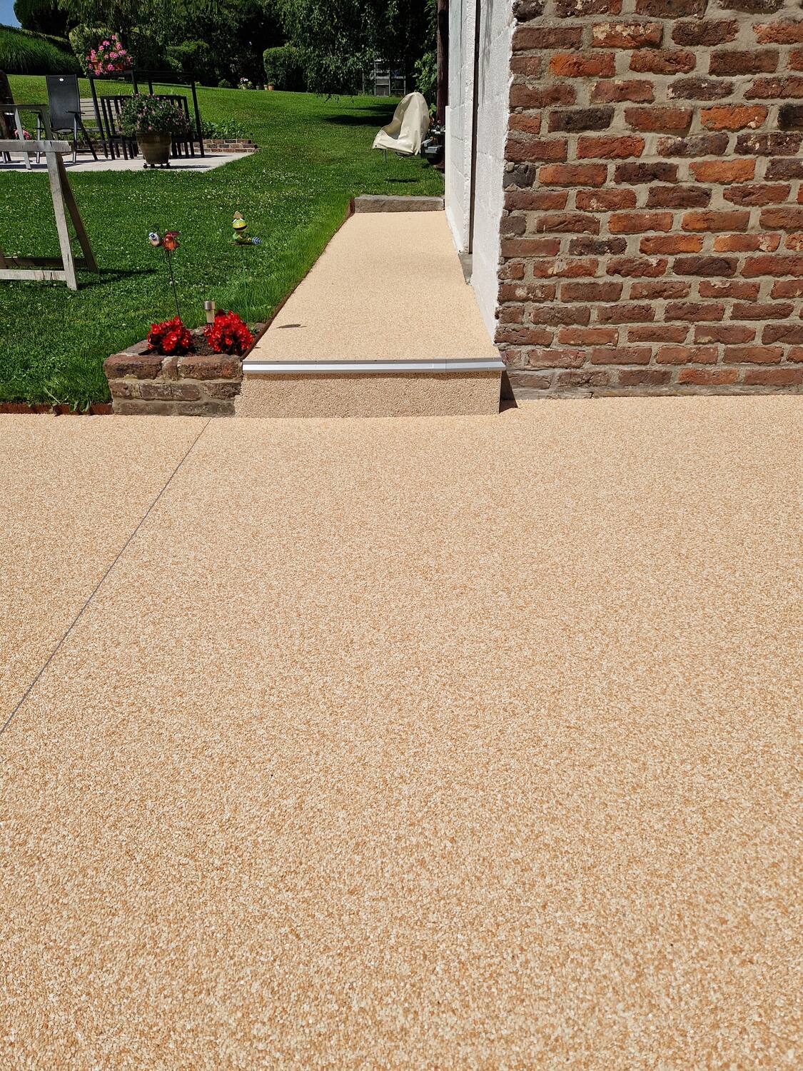 Terrasse en tapis de pierres beige avec marche intégrée, sans joints, Sol Color