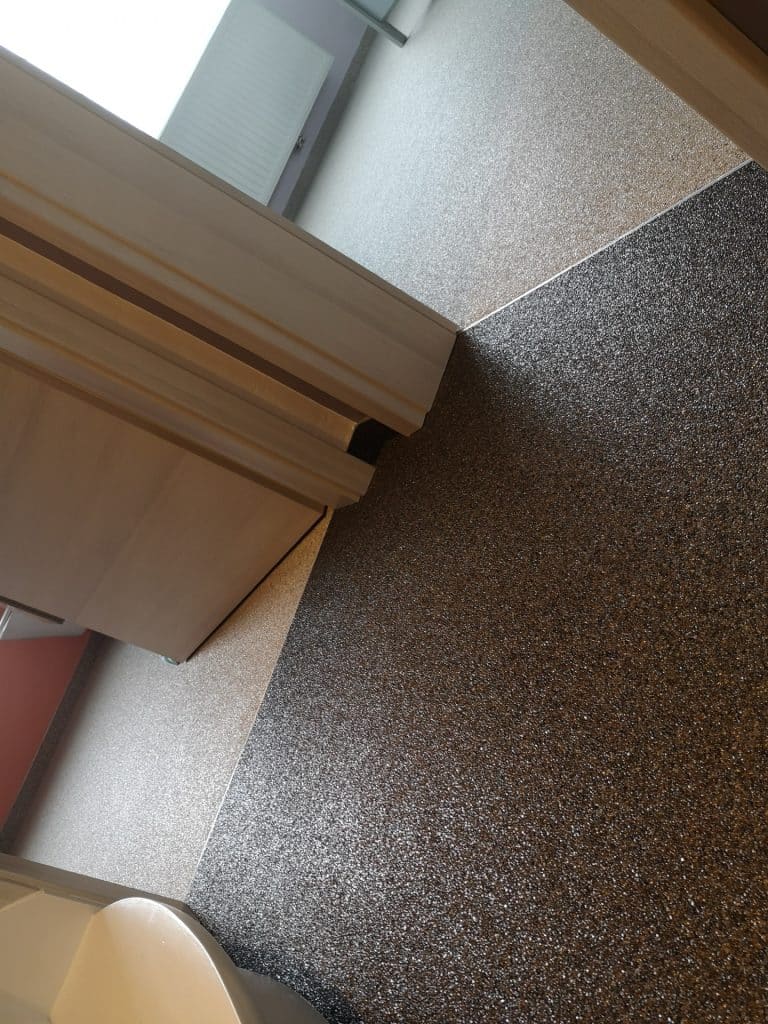 Tapis de pierres intérieur deux tons, brun foncé et beige clair, pose sans joints entre deux pièces, Sol Color