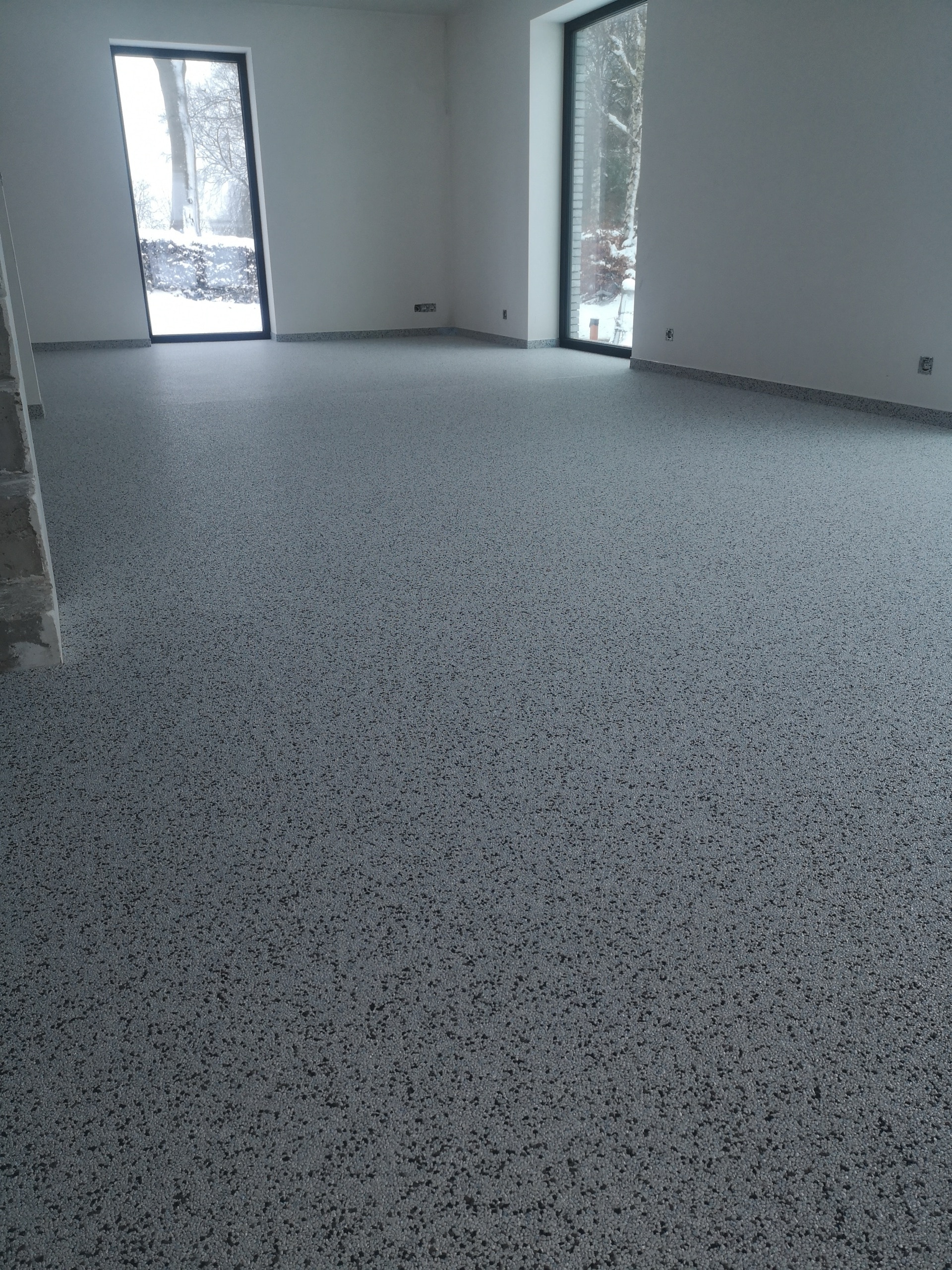 Grande pièce de vie neuve avec sol en tapis de pierres gris clair moucheté de noir, Sol Color